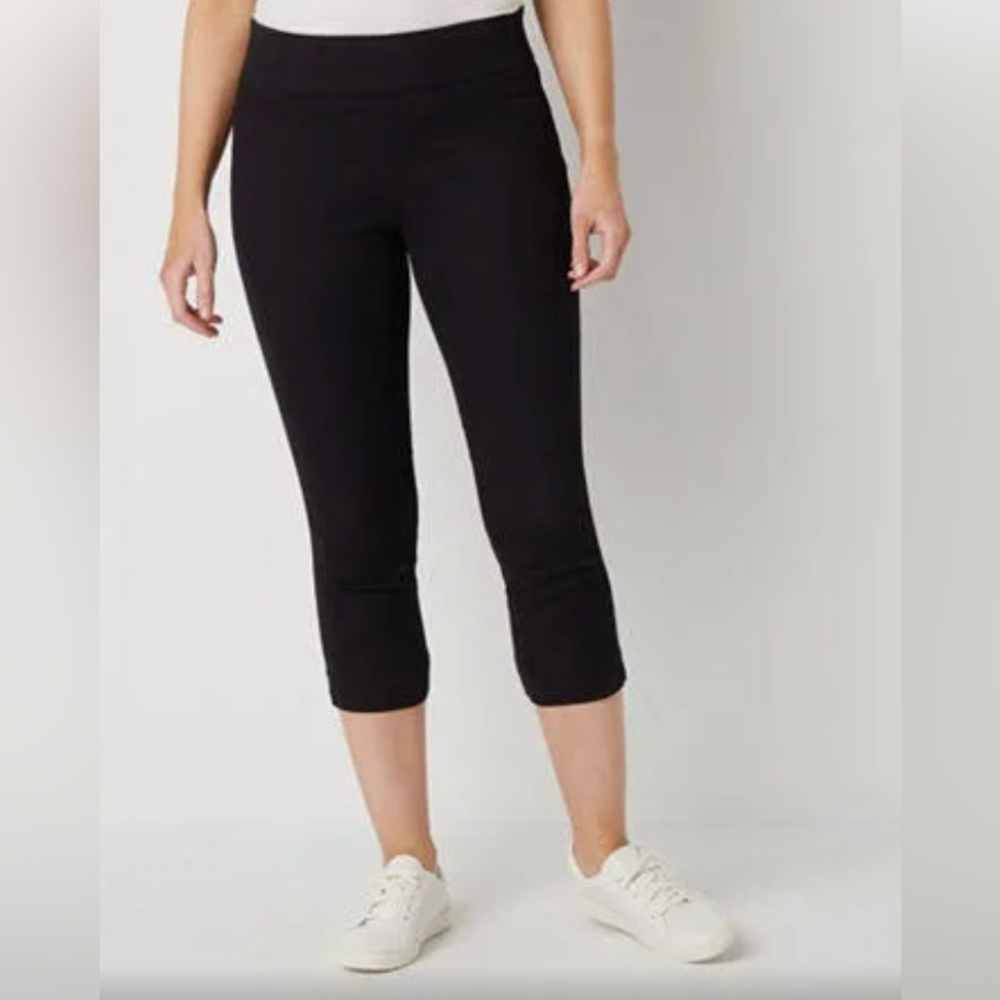 St. John’s bay women’s mid rise capris fitted through hip and thigh. Brand new